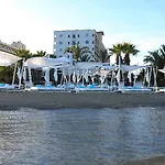 Sandy & Hotel